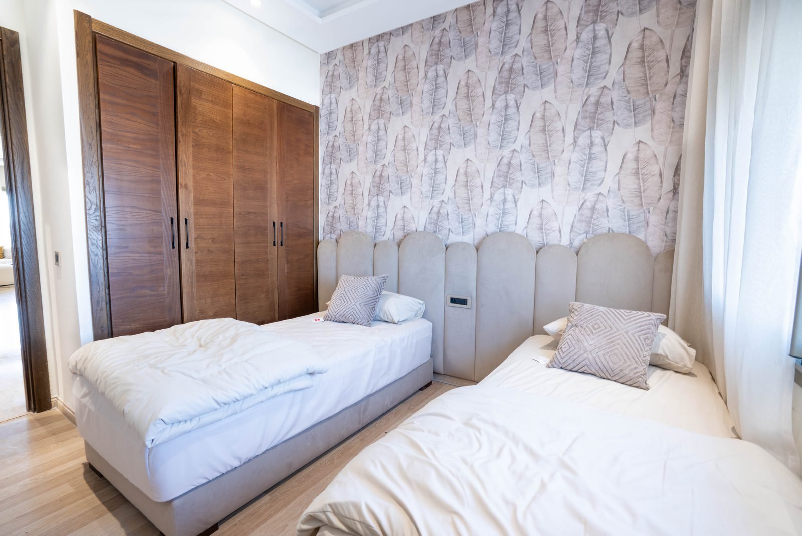 Photographie immobilière — chambre au linge de lit soigné