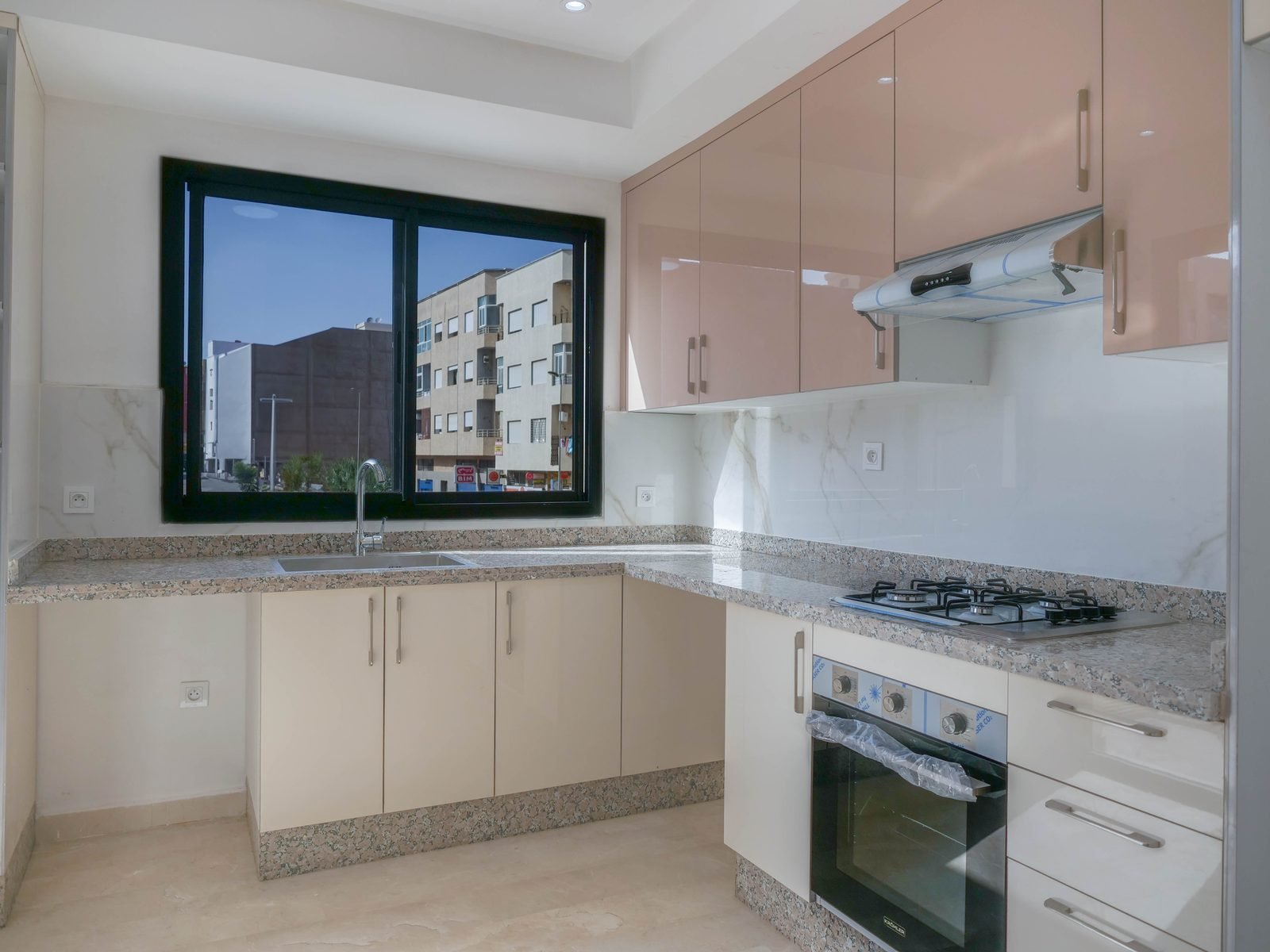 Photographie immobilière — cuisine équipée aux lignes nettes
