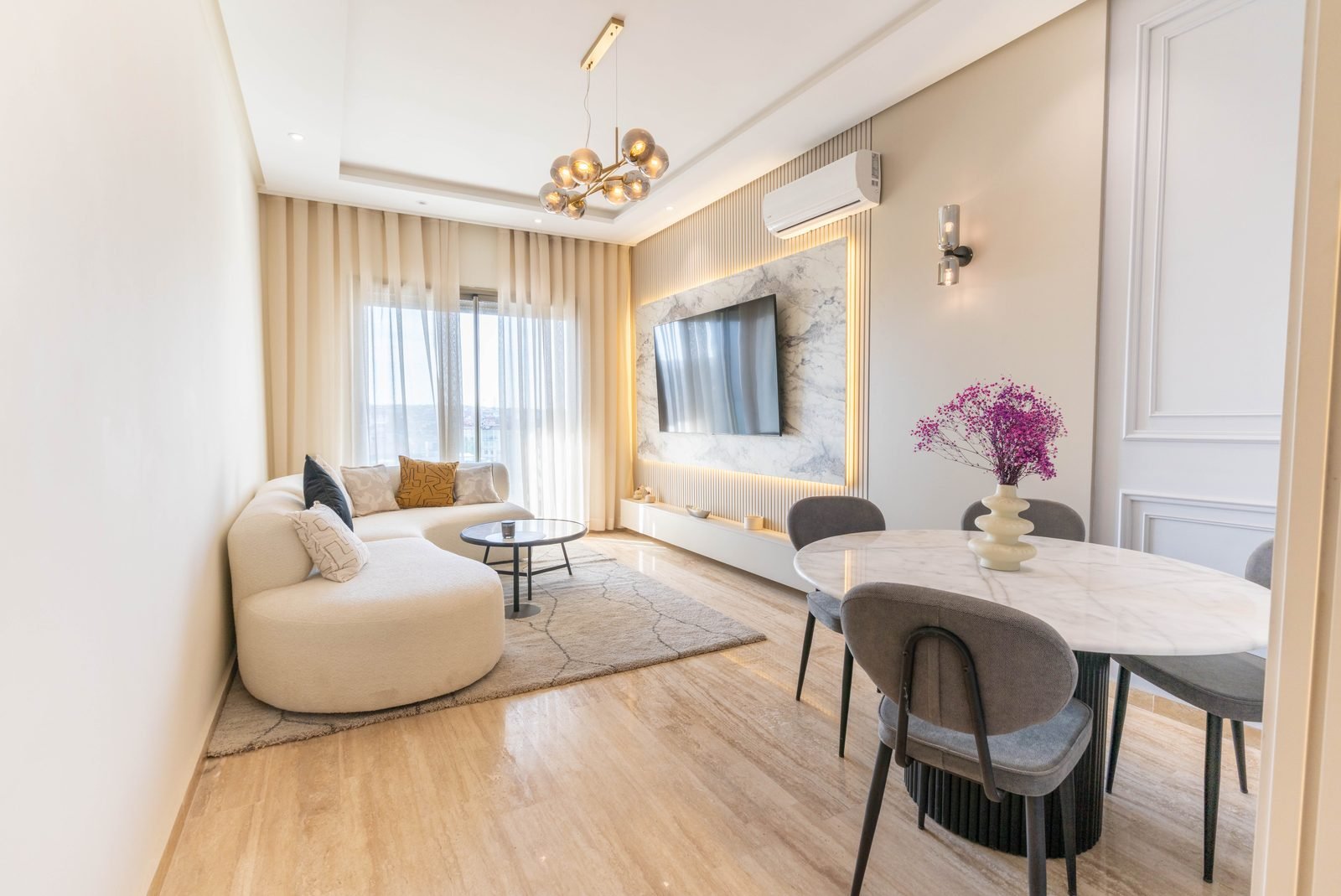 Photographie immobilière — séjour meublé baigné de lumière naturelle
